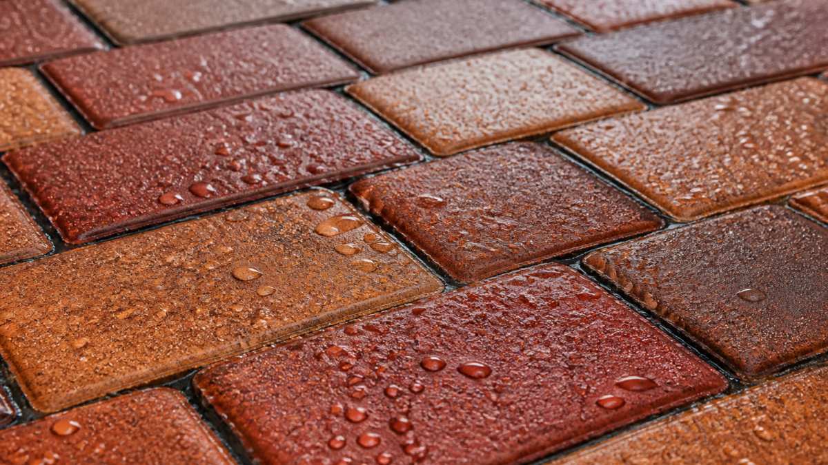 Best Paver Sealer for High Humidity Climates 2026 2 Infographic showing how the best paver sealer for high humidity climates beads water on wet brick surfaces.